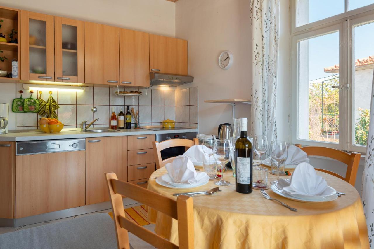 Apartments By The Sea Jelsa, Hvar - 11319 Jelsa  Bagian luar foto