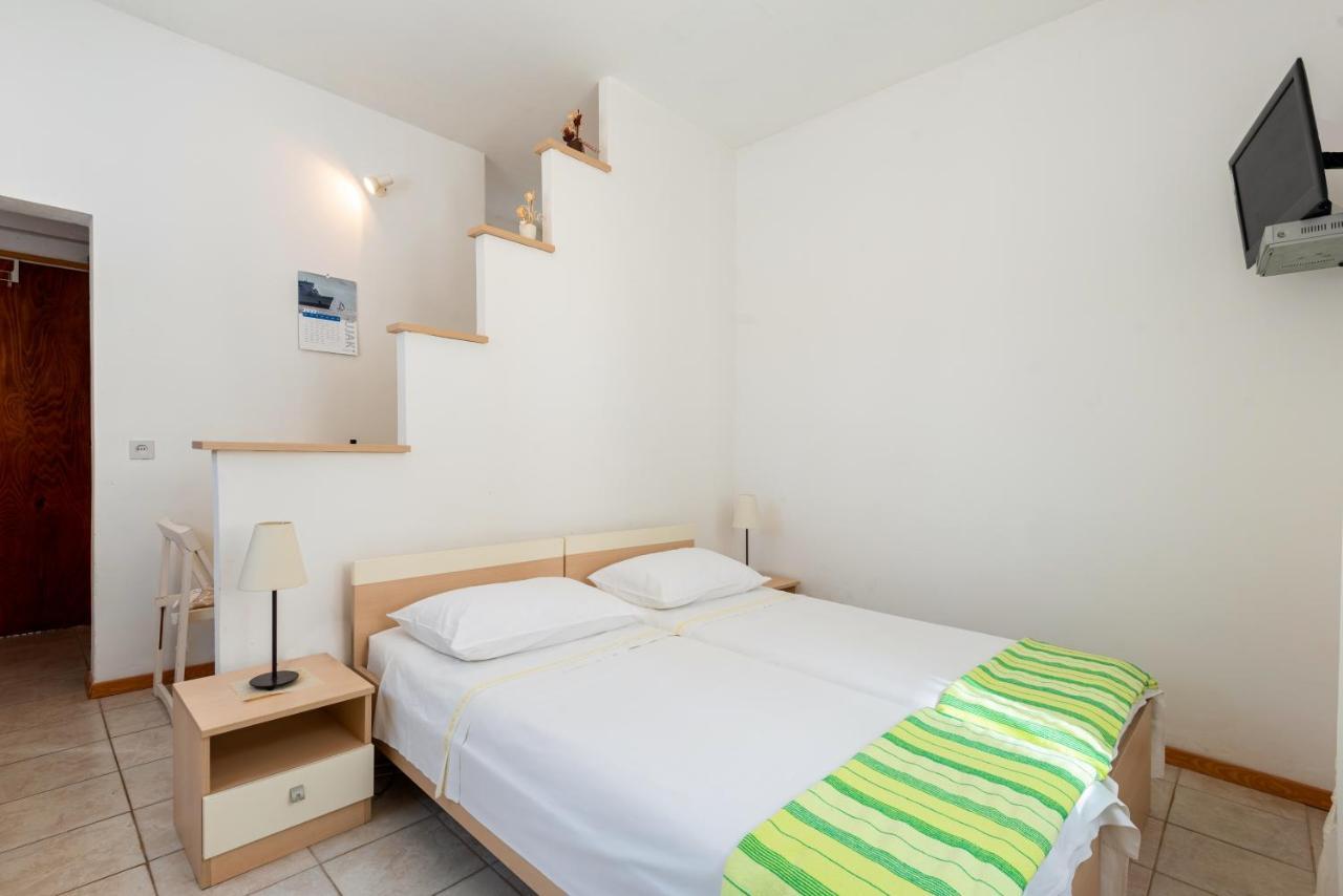 Apartments By The Sea Jelsa, Hvar - 11319 Jelsa  Bagian luar foto